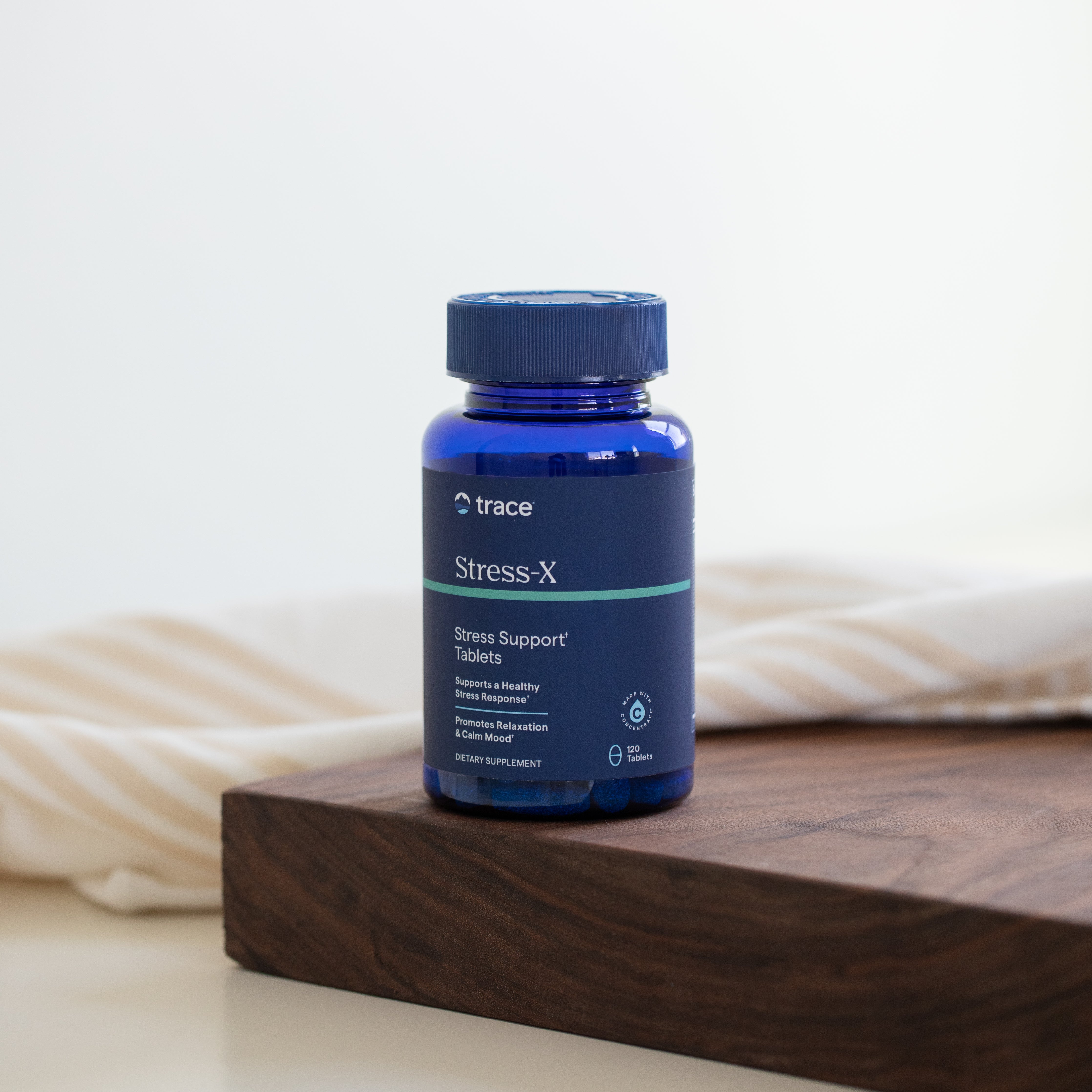 Trace minerals Stress-X pakuotė 120 tab. ant medinio rudo stalo