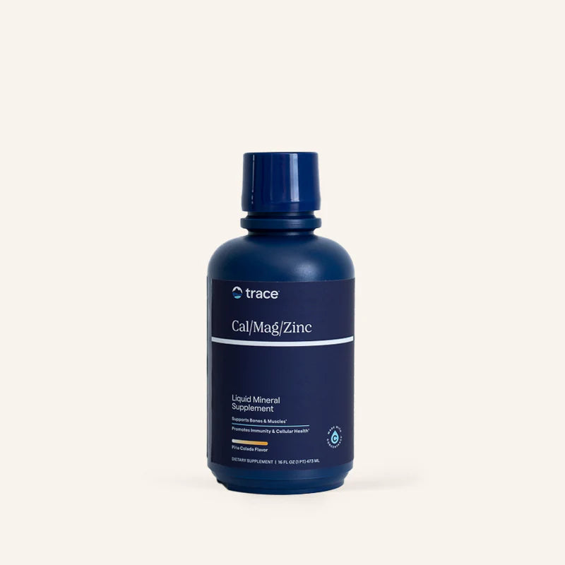 Trace Minerals skysto kalcio, magnio, cinko ir vitamino D pakuotė šviesiame fone