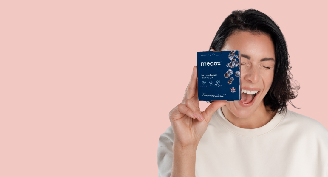 Moteris rausvame fone laiko Medox nutraceutiką. Desktop versijos formatas.