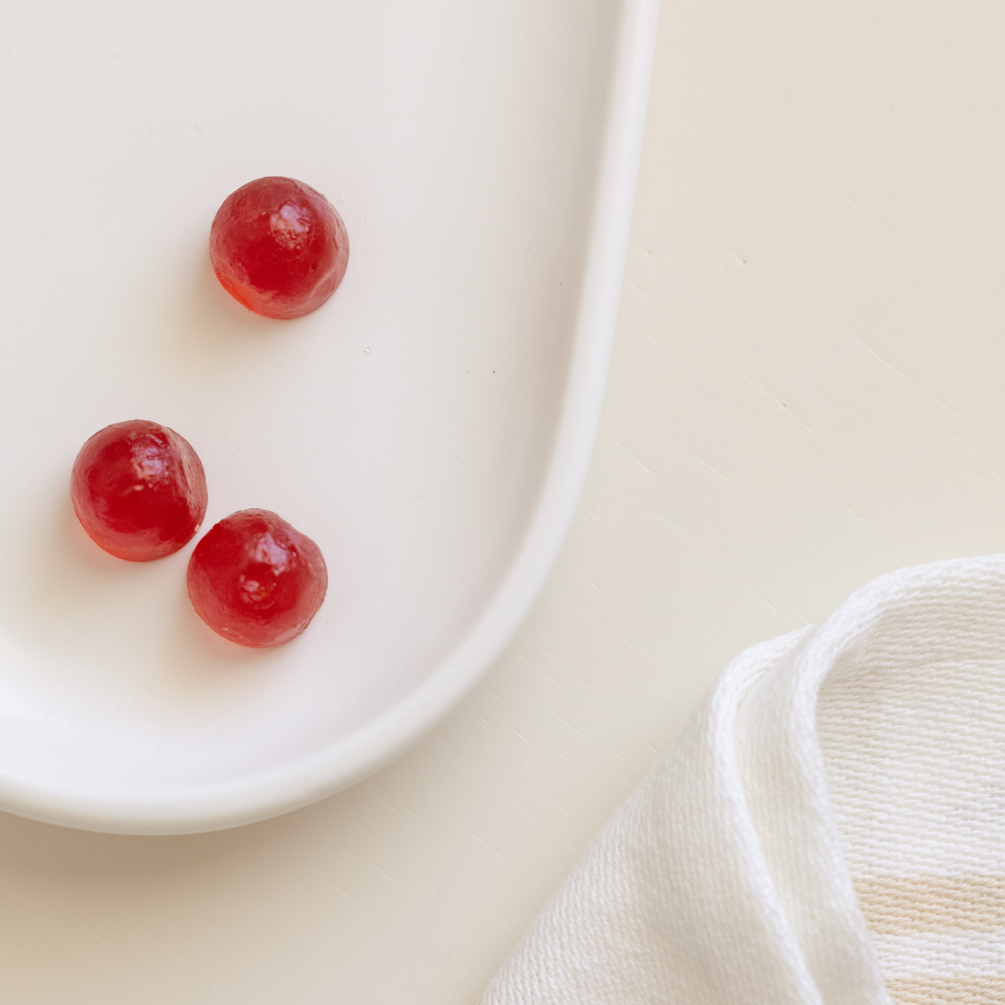 Trace Minerals raudoni guminukai imunitetui ant padėkliuko